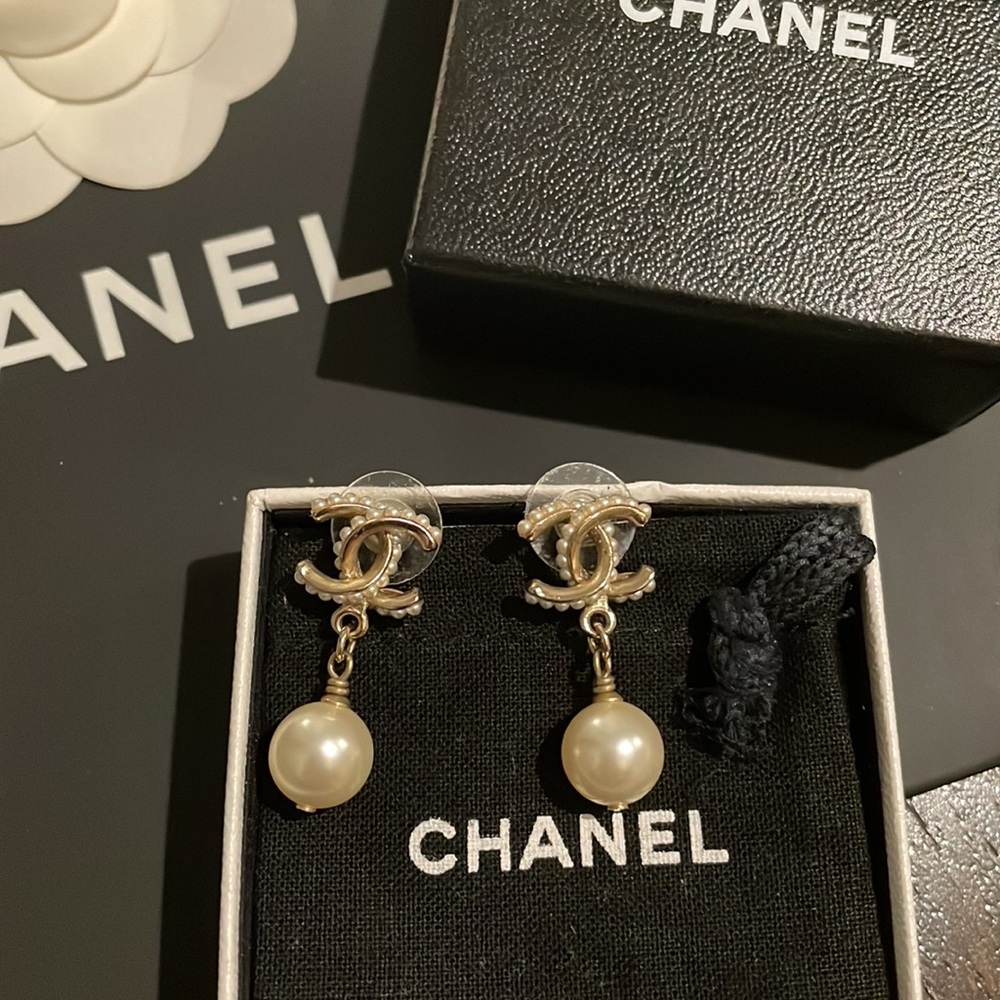 Chanel CC Pearl Dangle Earrings - Picture 2 of 3